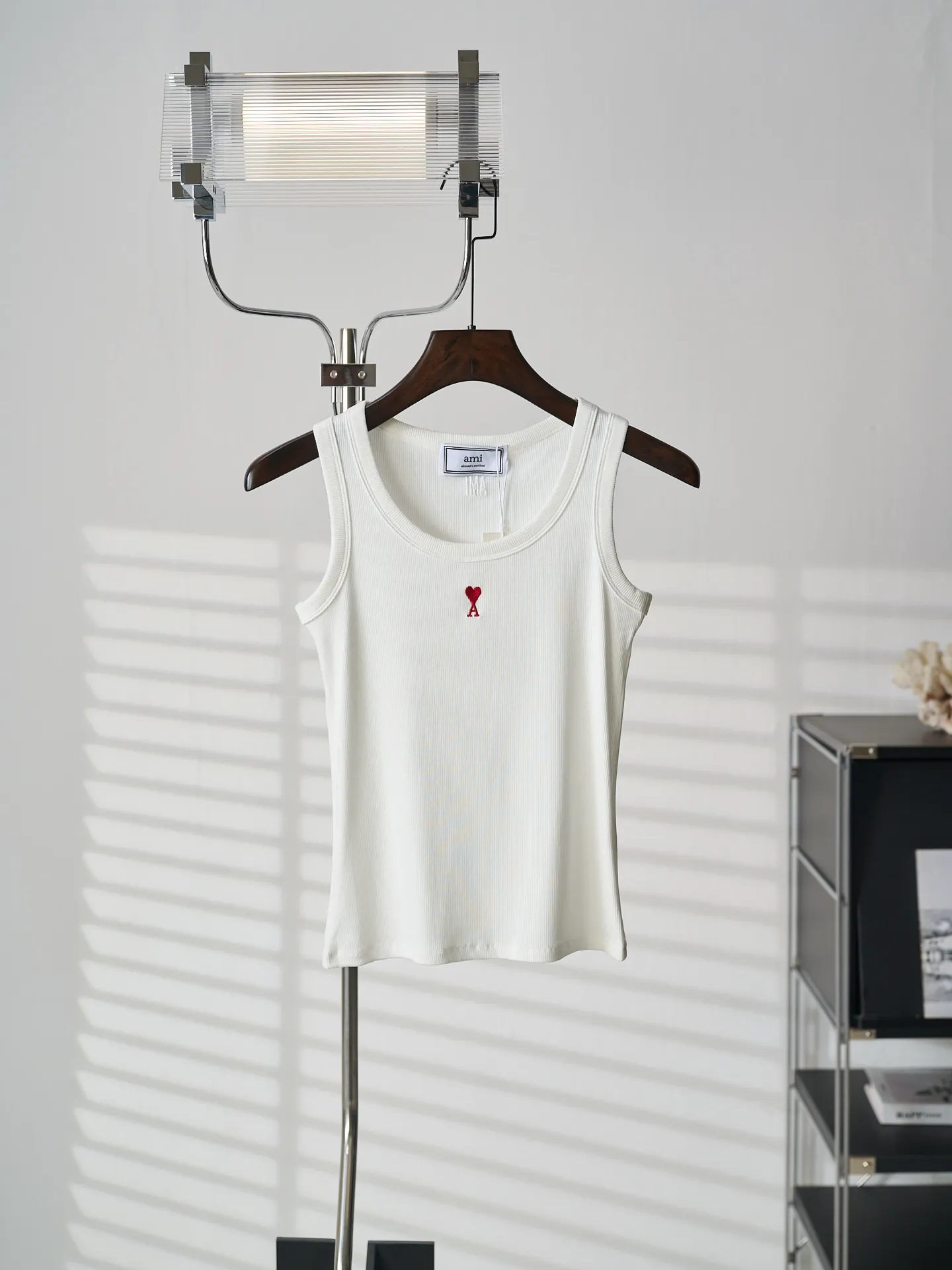 [Real object hanging] AMI/Ami love letters embroidered elastic vest (women's model) [In Stock] S M L is made of elastic fabric, which can be controlled by any body shape. The elasticity and softness are all online. The Ami letter label design on the chest highlights the brand style. The texture is amazing. The workmanship is smooth and delicate, and the details are processed perfectly.